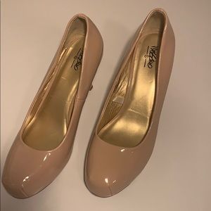 Mossimo beige patent like heels